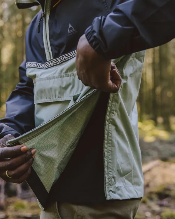 Discount Passenger Flow 1/2 Zip Recycled Water Resistant Jacket True Black/Pistachio